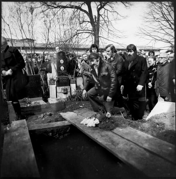 Ondřej Němec - The funural of professor Jan Patočka at the Břevnov cemetery became an anti-communist manifestation, Pavel Landovský kneeling by the grave, 16. 3. 1977
